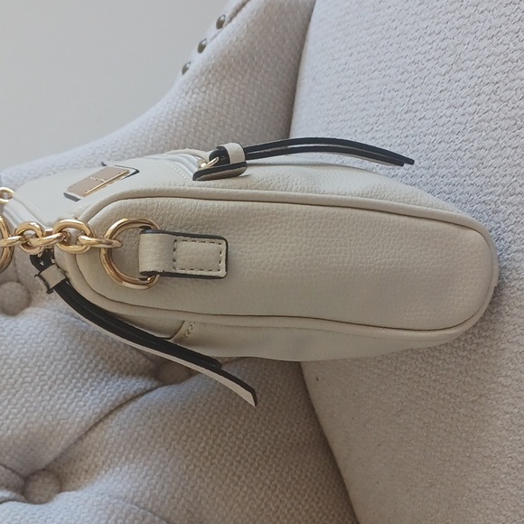 TOMMY HILFIGER Cream Pebbled Crossbody Bag With Inside & Outside Pockets - Picture 4 of 14